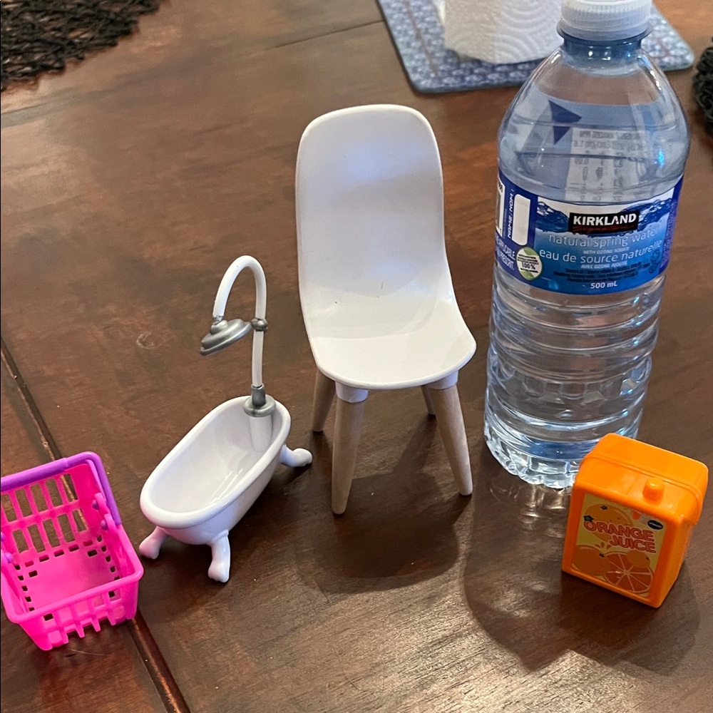 Miniature White Chair and Bathtub Set